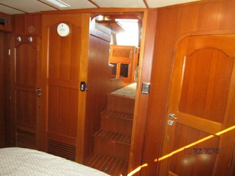 38' Mariner master stateroom forward