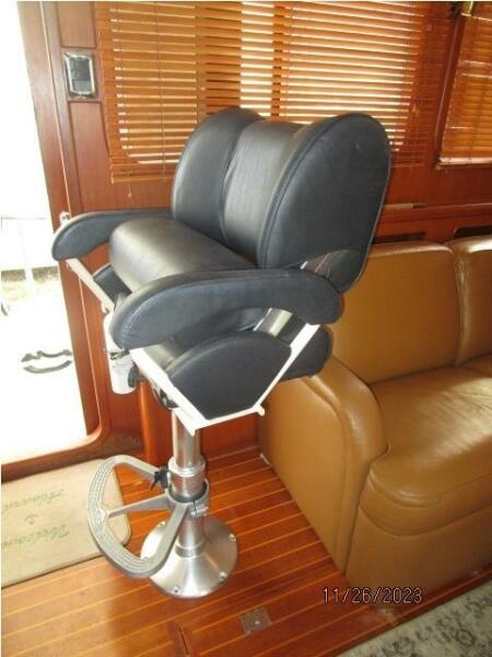 38' Mariner lower helm helmseat