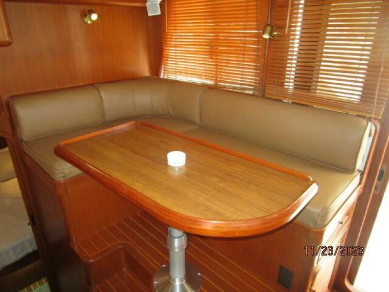 38' Mariner salon port seating