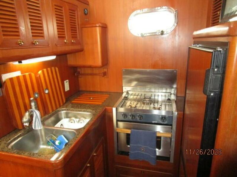 38' Mariner galley2