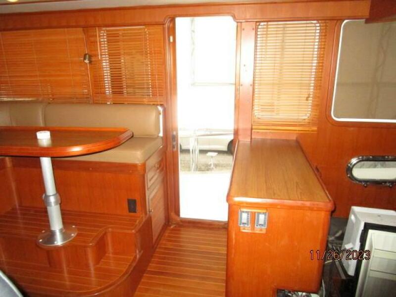 38' Mariner salon port