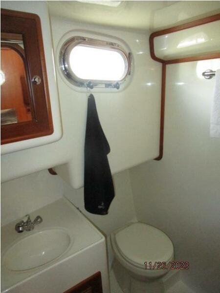 38' Mariner guest head