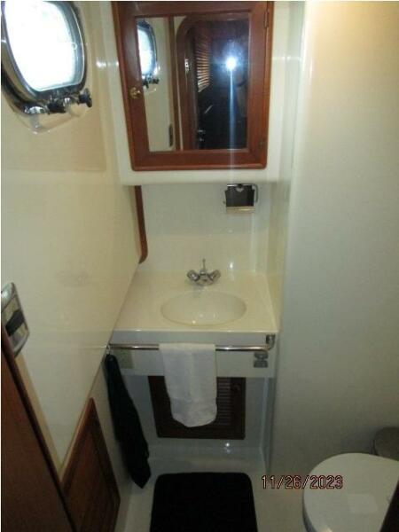 38' Mariner master stateroom head