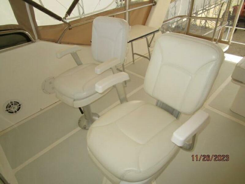 38' Mariner flybridge helmseats