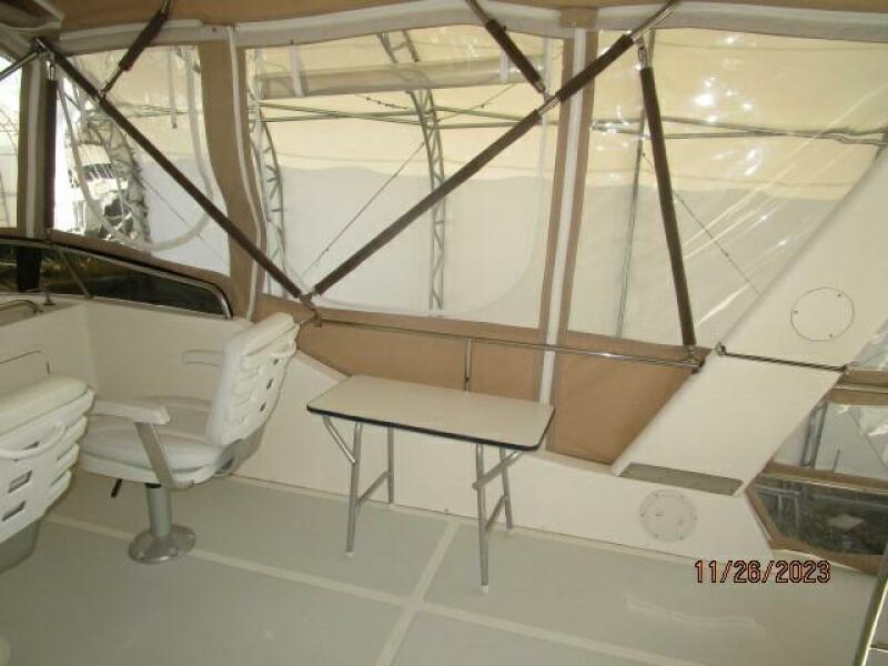 38' Mariner flybridge starboard