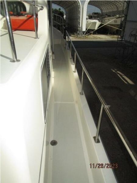 38' Mariner starboard side deck2