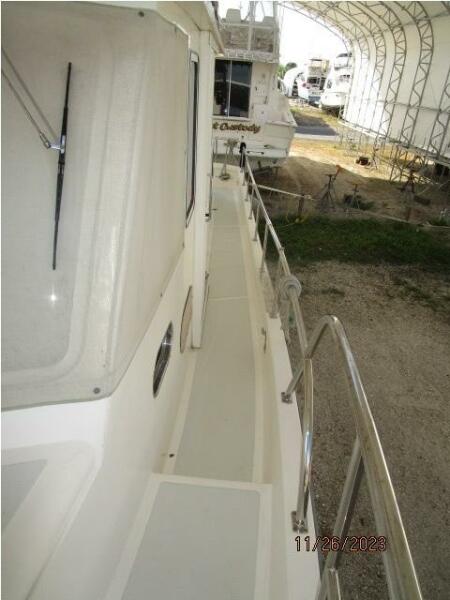38' Mariner port side deck1