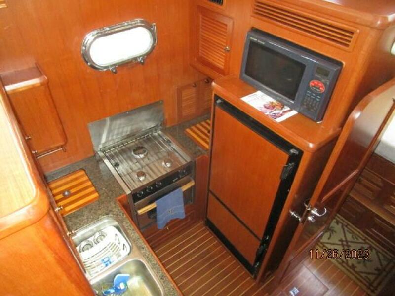 38' Mariner galley1