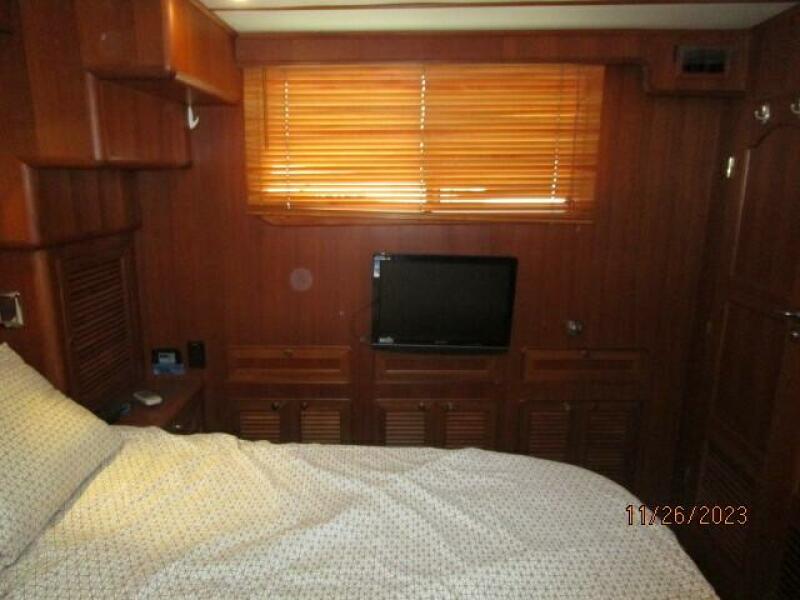 38' Mariner master stateroom port