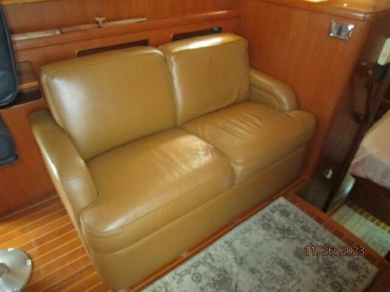 38' Mariner salon starboard seating