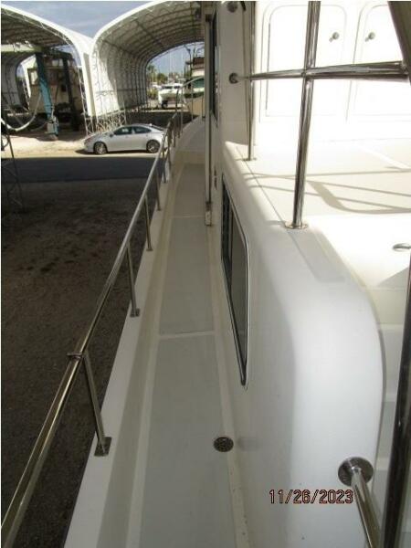 38' Mariner port side deck2
