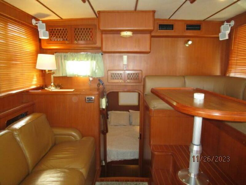 38' Mariner salon aft