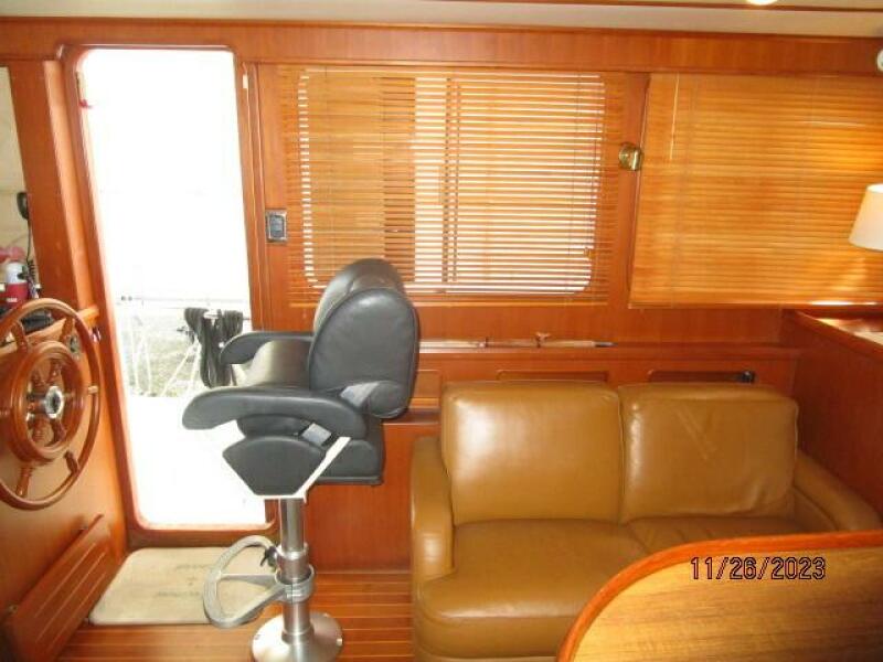 38' Mariner salon starboard