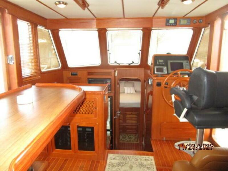 38' Mariner salon forward