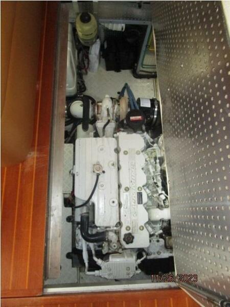 38' Mariner engine room access