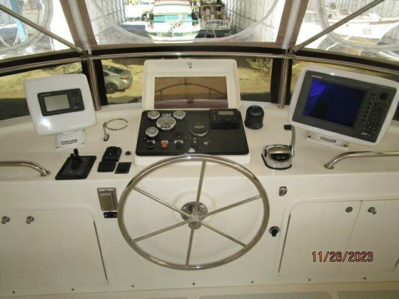 38' Mariner flybridge helm2