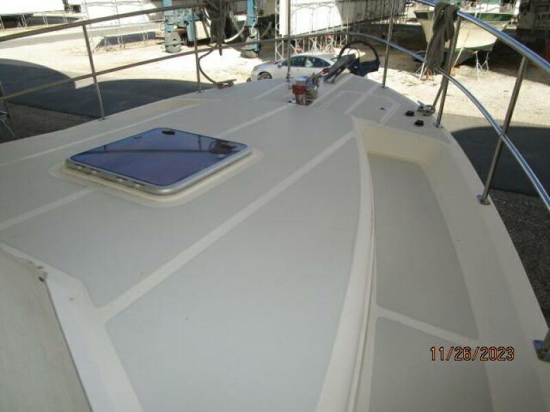 38' Mariner foredeck2