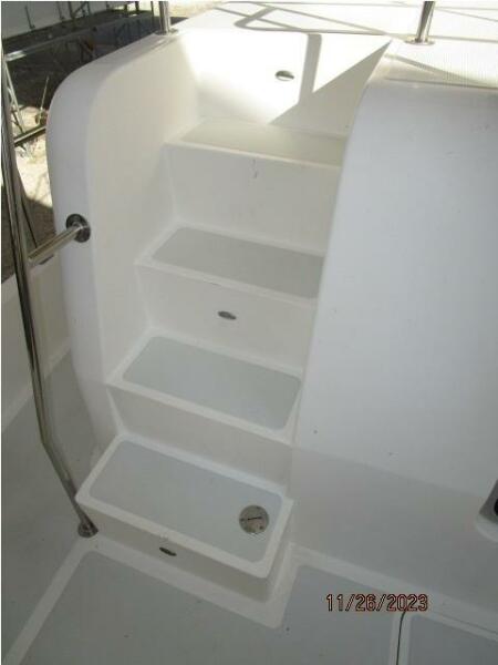 38' Mariner aftdeck-trunk cabin steps