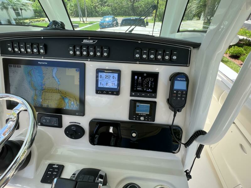 2020 Boston Whaler 