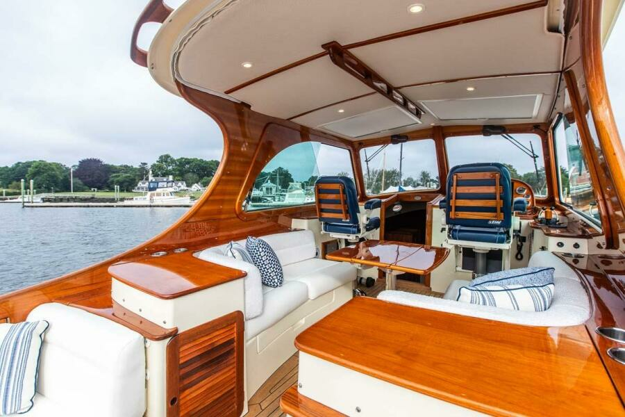 Salon/Pilothouse Port