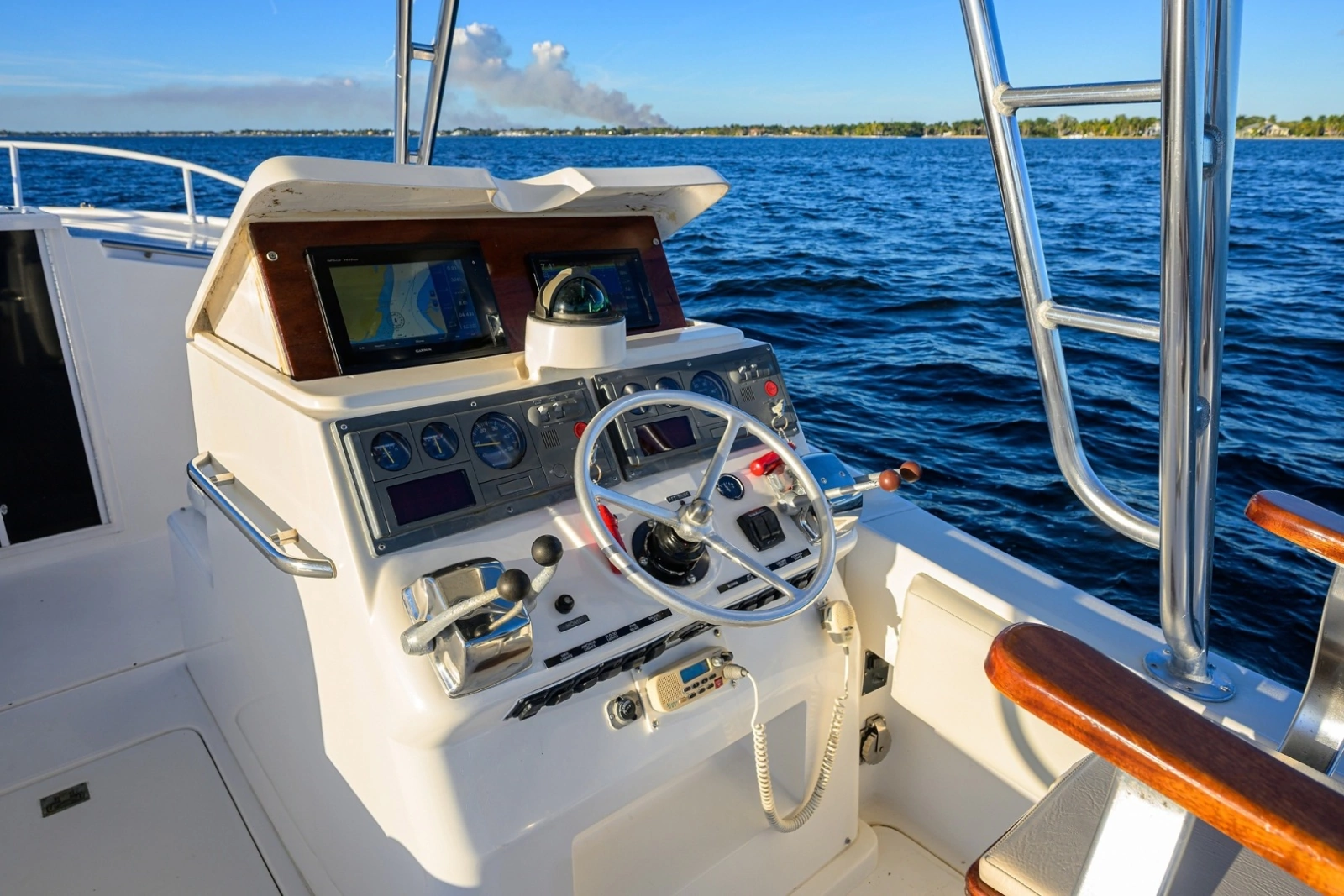 Aura 28 Heron's Catch - Exterior Helm/Cockpit
