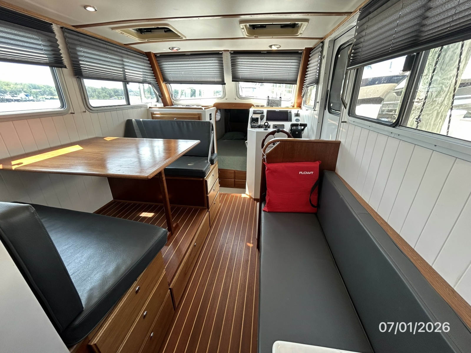 35' Great Harbour salon forward