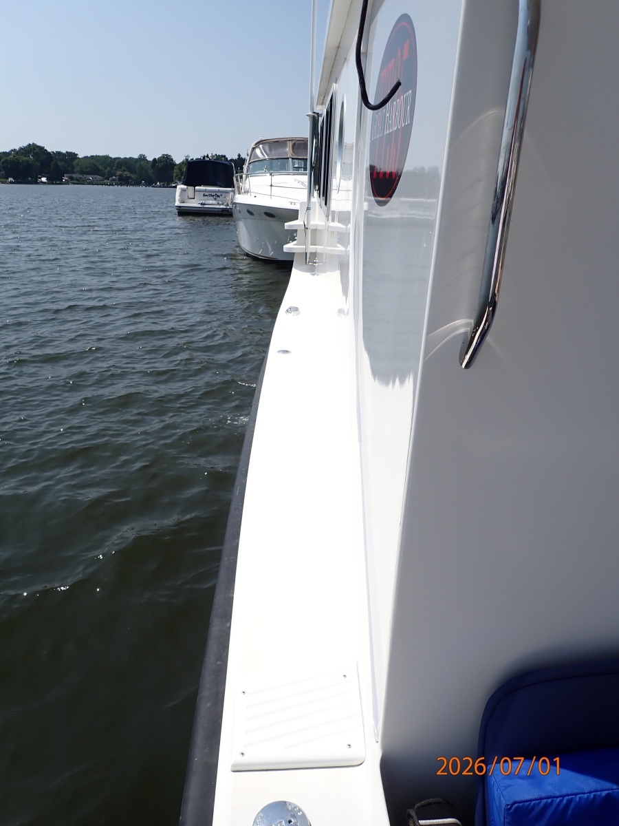 35' Great Harbour port side deck2