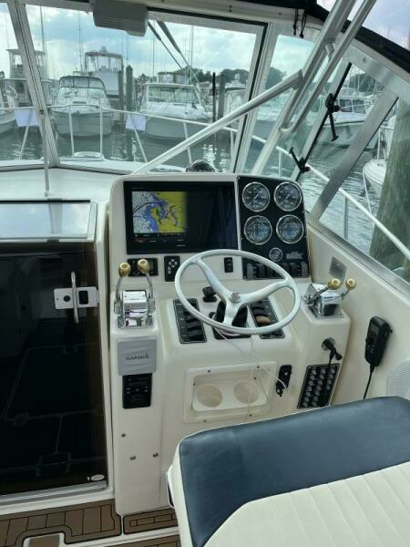 2000 Pursuit 3000 Express