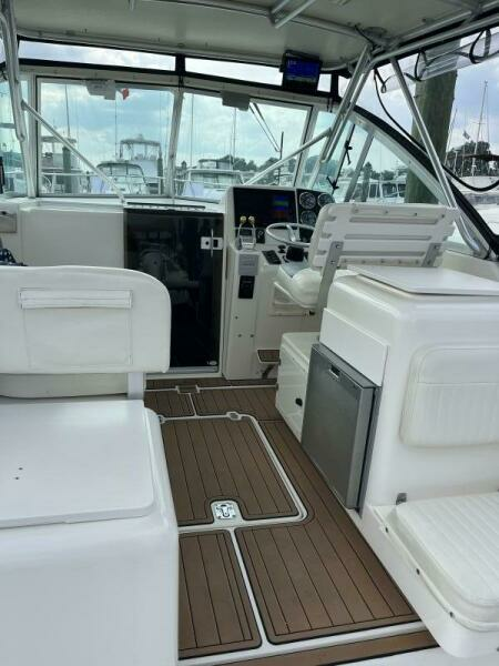 2000 Pursuit 3000 Express