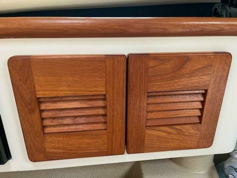 2000 Pursuit 3000 Express