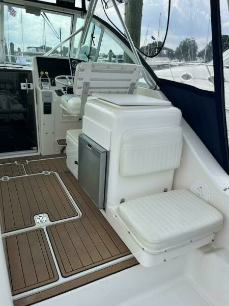 2000 Pursuit 3000 Express