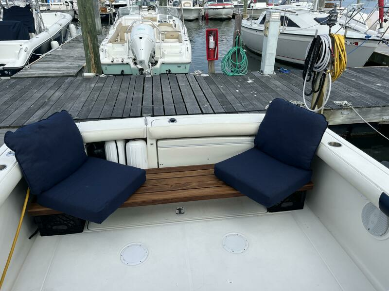 2000 Pursuit 3000 Express