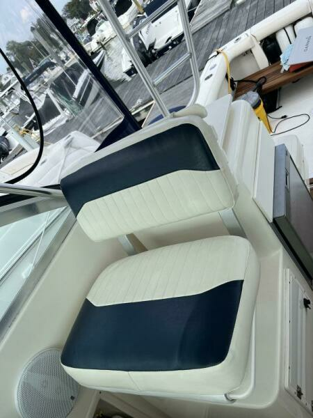 2000 Pursuit 3000 Express