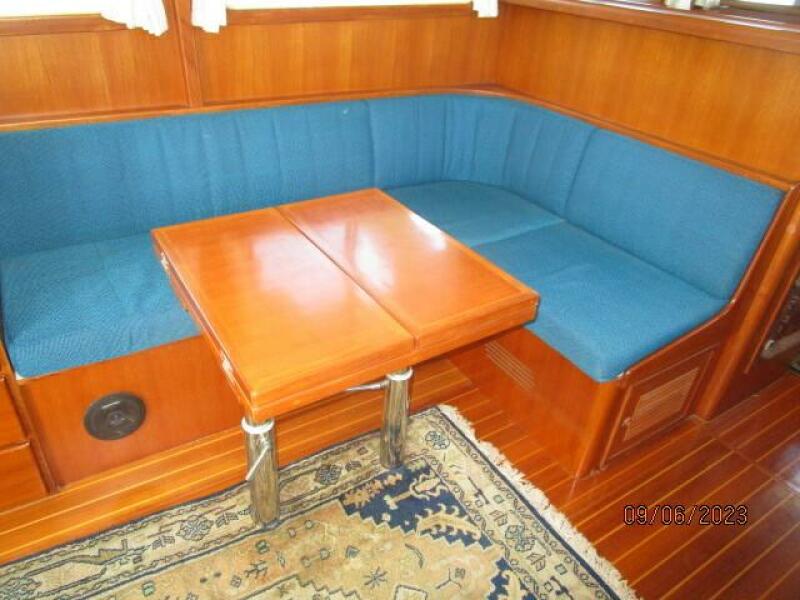40' Mariner salon port seating