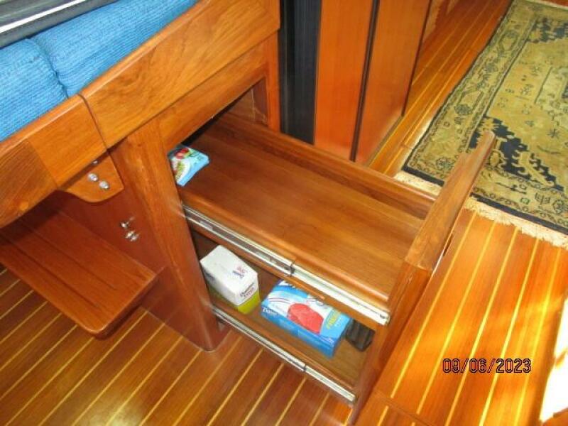 40' Mariner salon storage