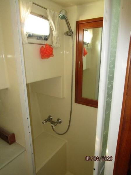 40' Mariner shower