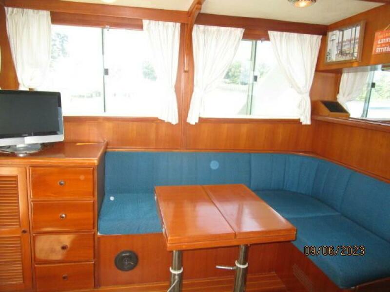 40' Mariner salon port