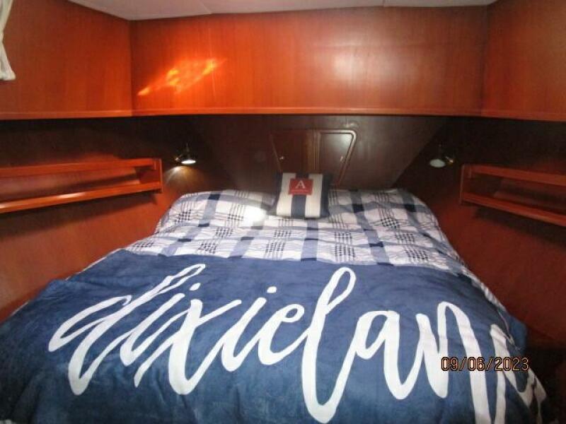 40' Mariner master stateroom