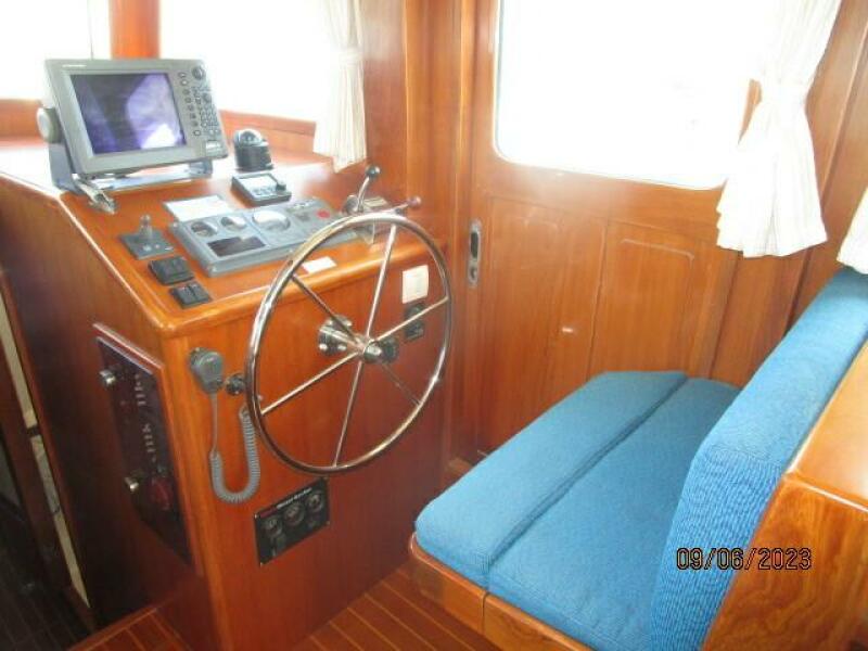 40' Mariner lower helm1