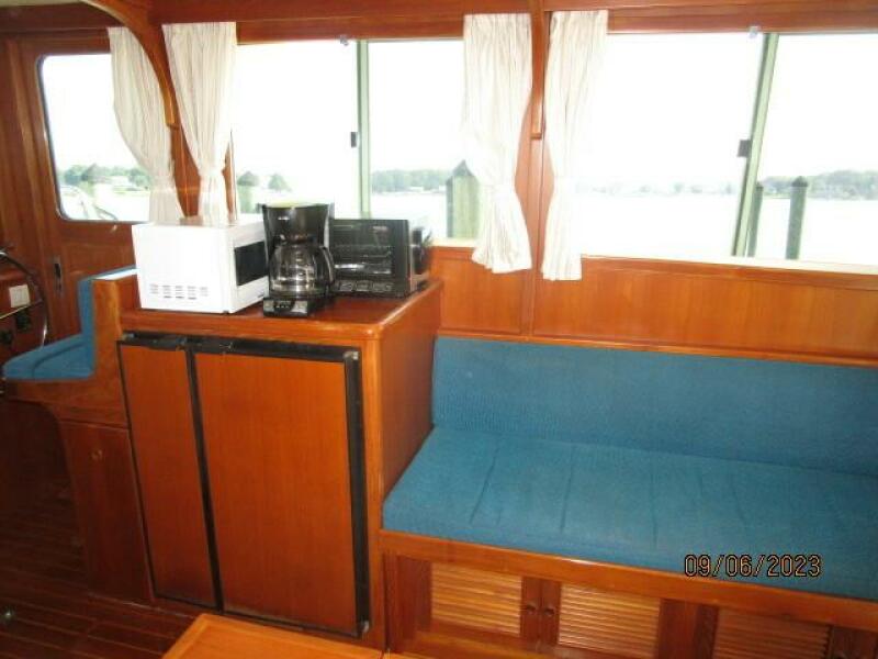 40' Mariner salon starboard