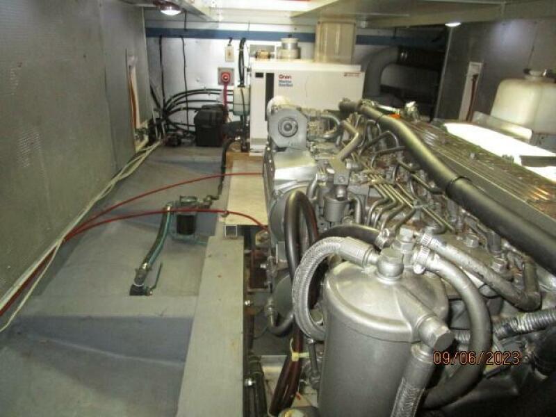 40' Mariner engine room starboard aft