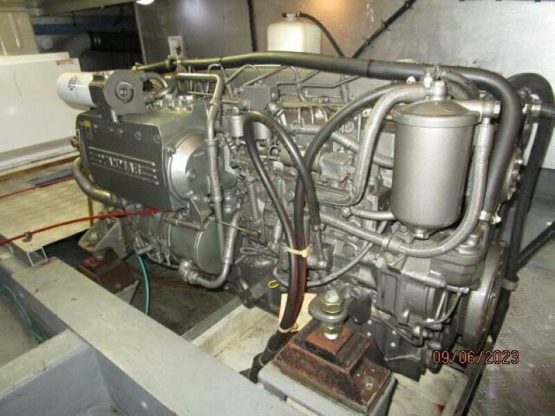 40' Mariner main engine1