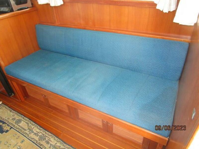 40' Mariner salon starboard seating