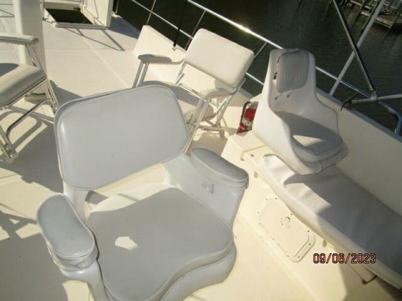 40' Mariner flybridge helmseats