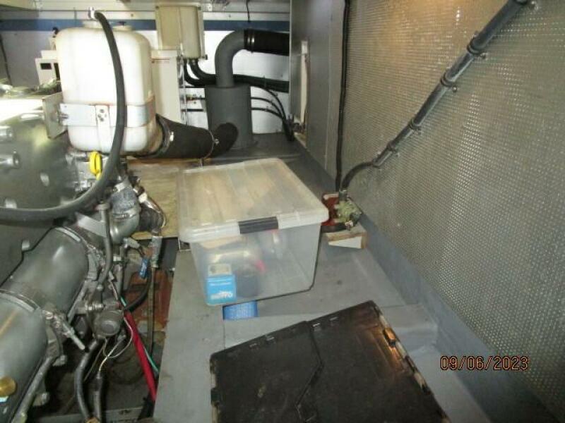 40' Mariner engine room port aft