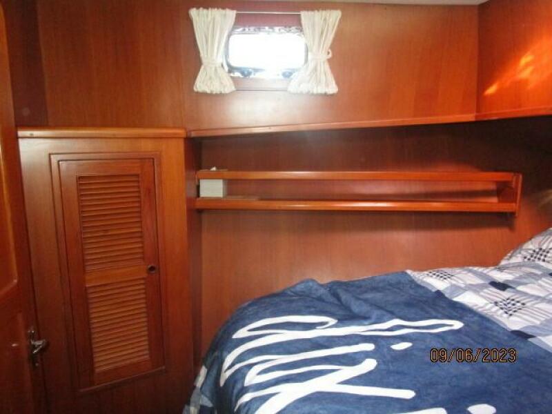 40' Mariner master stateroom port