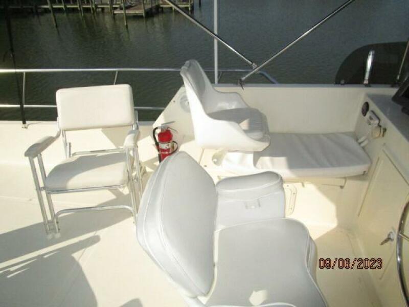 40' Mariner flybridge port
