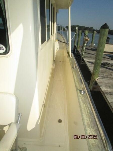 40' Mariner starboard side deck2