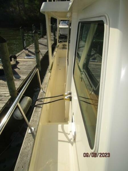 40' Mariner starboard side deck1