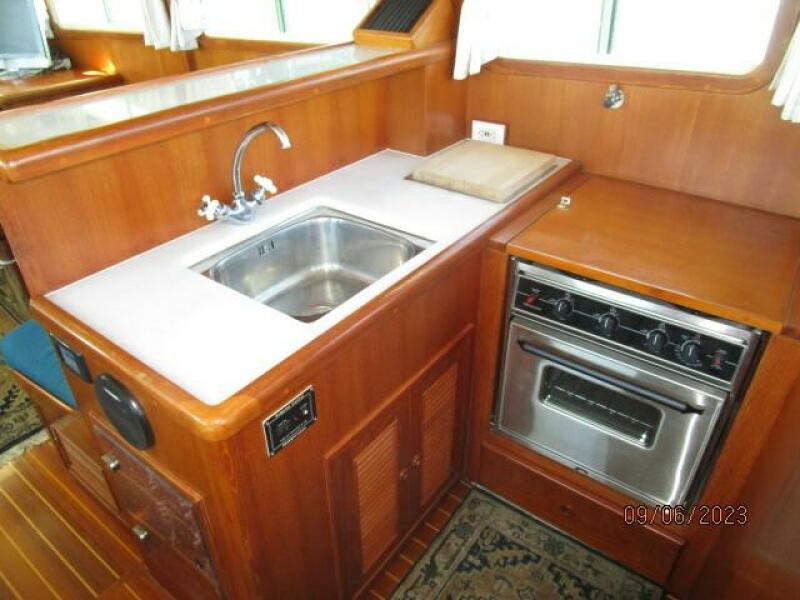 40' Mariner galley2